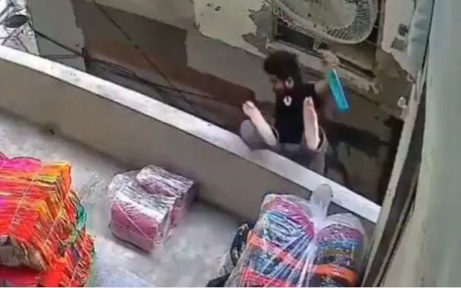 Đang uống nước, nam thanh niên 25 tuổi bất ngờ ngã từ ban công tầng 2 xuống đất