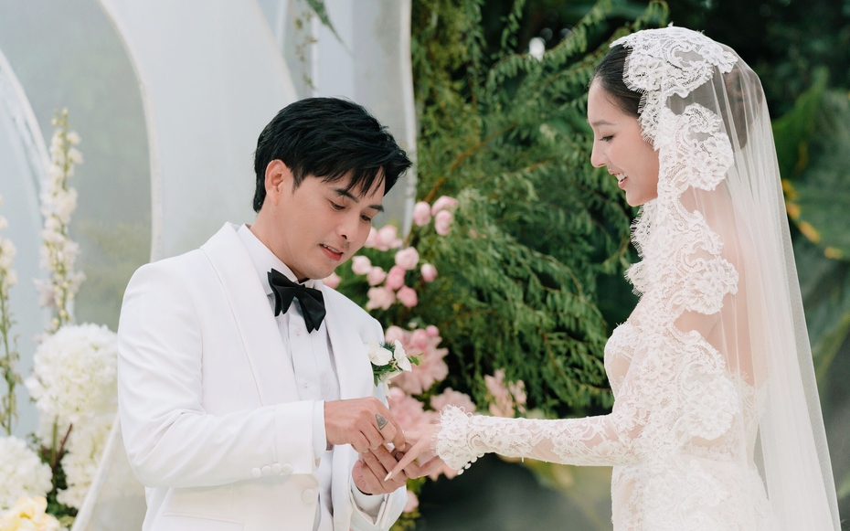 Khoảnh khắc lãng mạn của Hồ Quang Hiếu và Tuệ Như trong ngày trọng đại