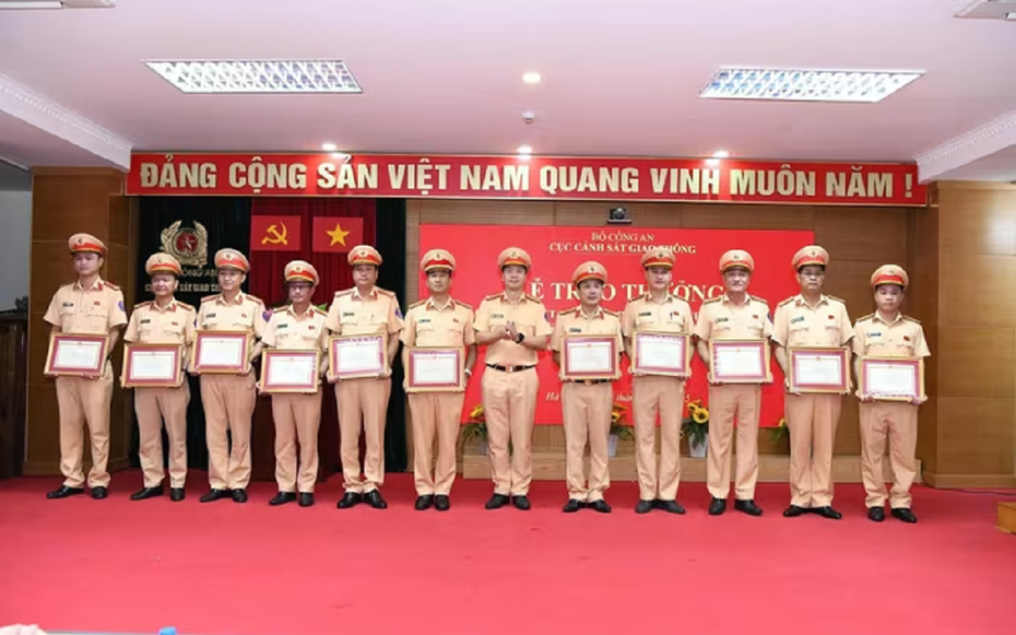 Bản tin 3/9: Khen thưởng lực lượng Cảnh sát giao thông tăng cường phục vụ A80