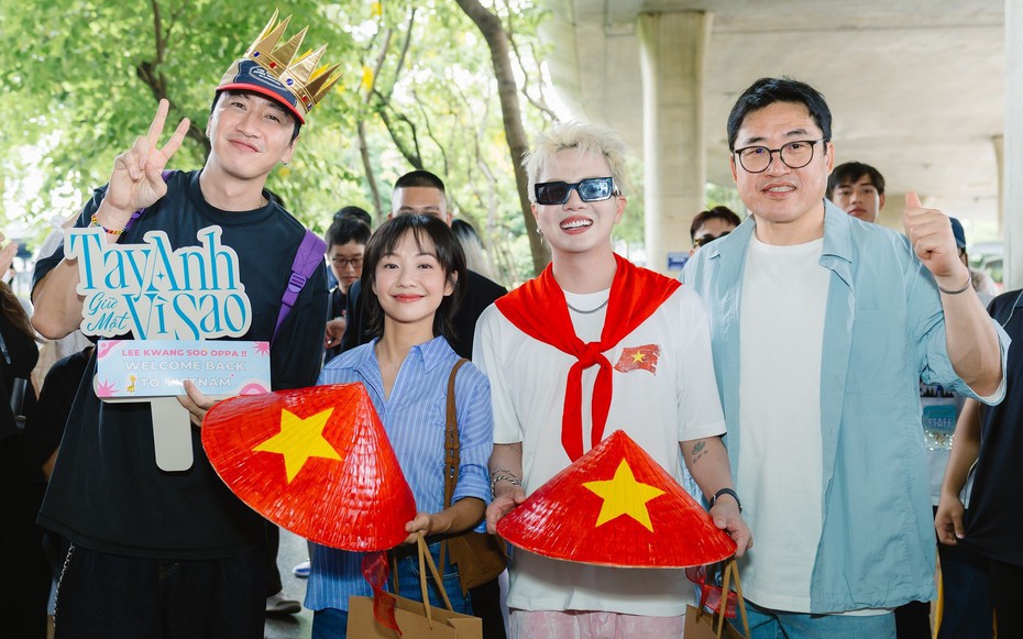 Diễn viên Lee Kwang Soo đội nón lá ở sân bay Tân Sơn Nhất