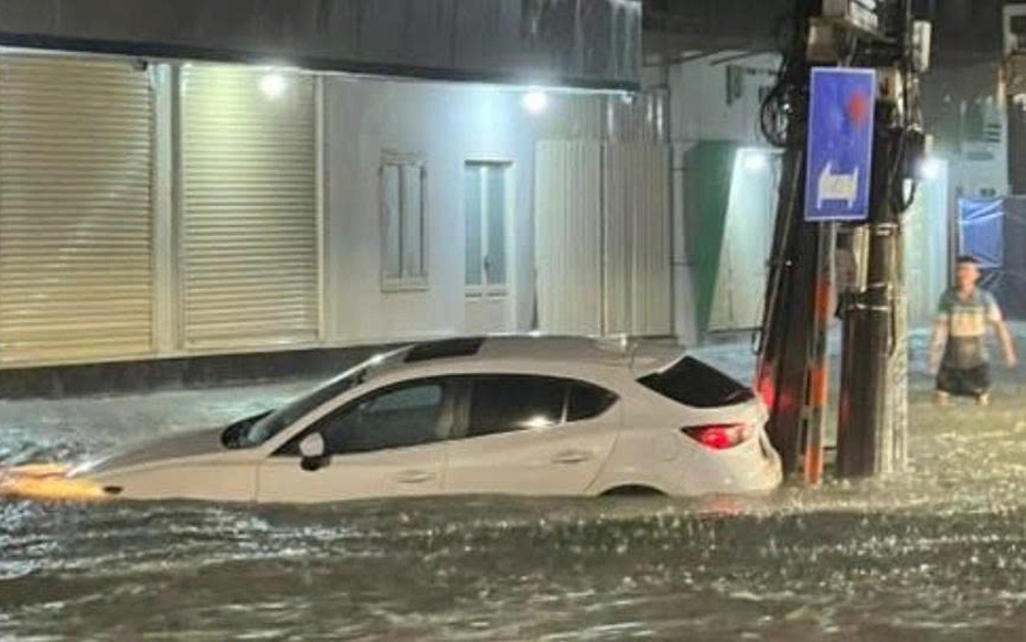 Mưa lớn kéo dài, người dân Đồng Nai vật lộn trong biển nước