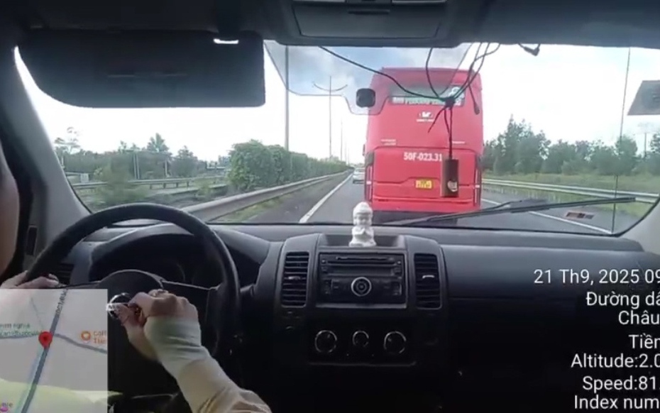 Clip: CSGT phát loa yêu cầu tài xế đi đúng làn đường trên cao tốc TPHCM – Trung Lương