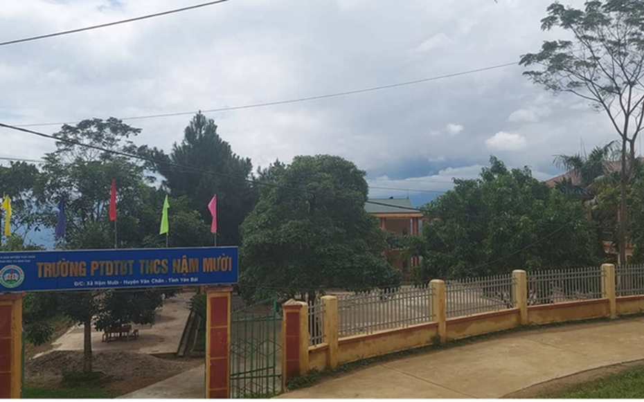 Đau xót: Trụ cổng trường đổ khiến 2 anh em ruột tử vong