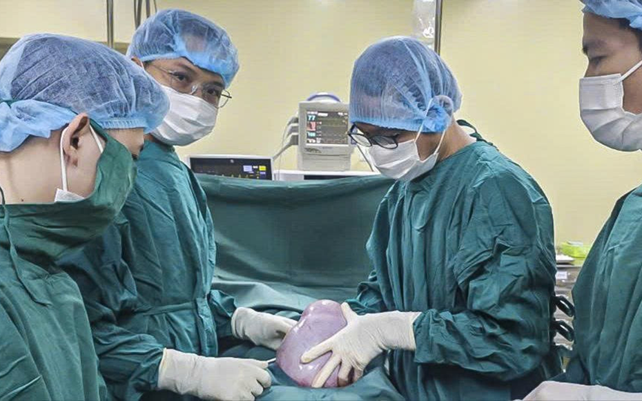 Bụng bỗng phình to, cô gái 19 tuổi sốc khi biết "thứ đáng sợ" bên trong