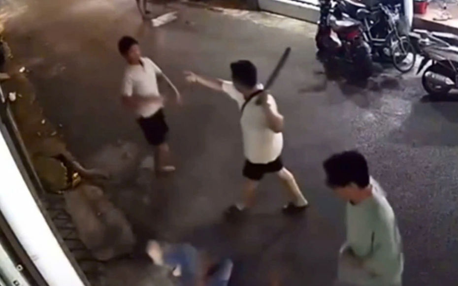 Điều tra vụ 2 kẻ côn đồ cầm gậy tấn công nạn nhân đến ngất xỉu