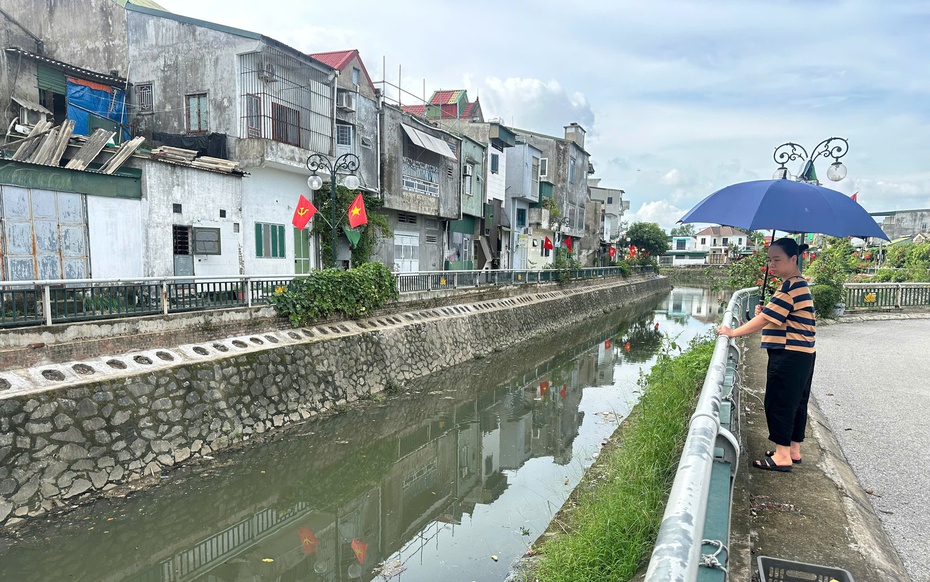 Kênh hào Thành cổ Vinh đen đặc, bốc mùi: Di tích trăm năm "kêu cứu"