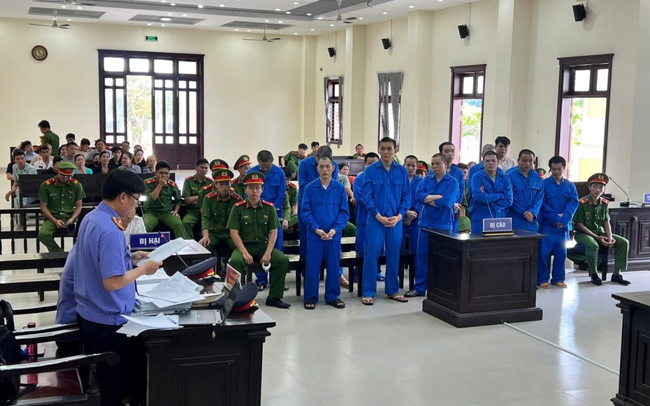 Băng nhóm rải chông, chặn xe cướp thuốc lá lậu lĩnh án tù