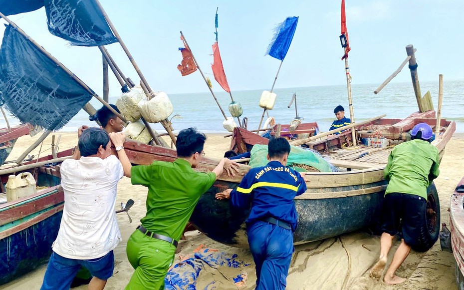 Thanh Hóa: Công an hỗ trợ dân neo đậu tàu thuyền, chặt tỉa cây ứng phó với bão số 9