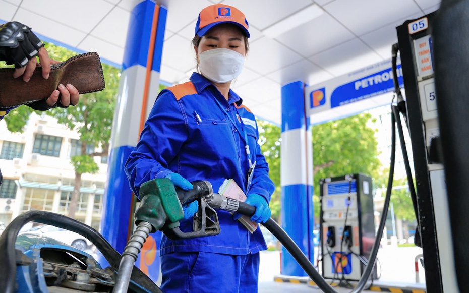 Giá xăng giảm mạnh