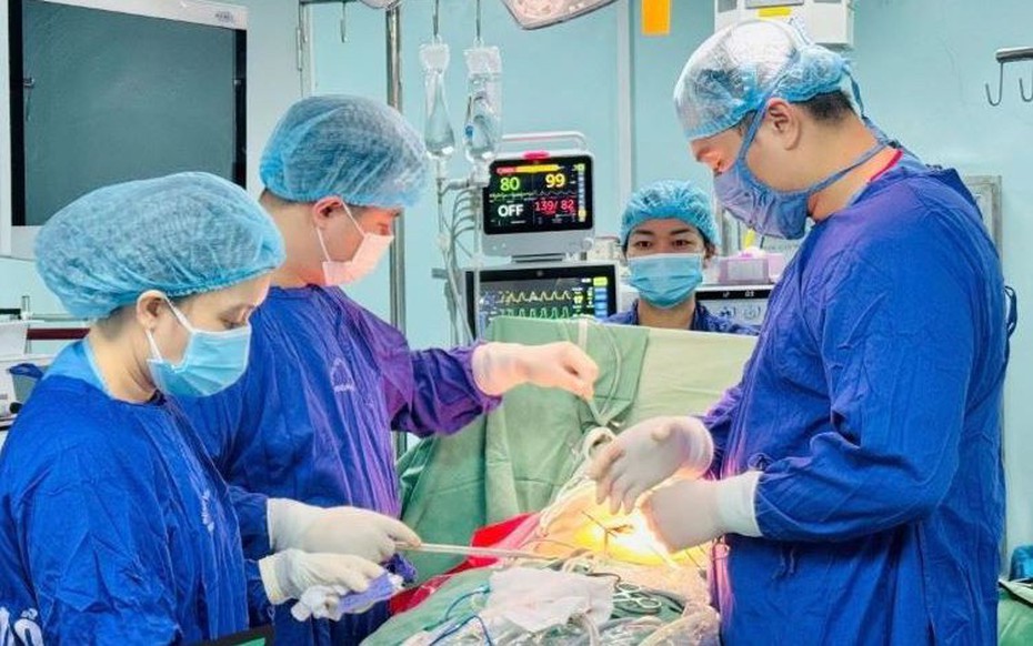 Cụ ông 80 tuổi đau bụng dữ dội, bác sĩ lấy ra thứ "đáng sợ" bên trong
