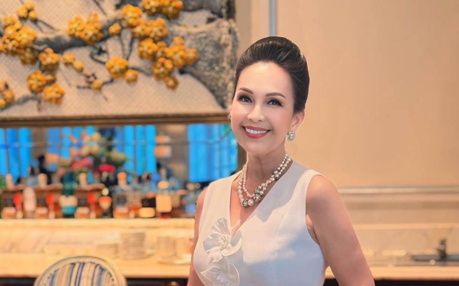 "Hoa hậu không ngai" của Vbiz: 40 năm không ăn cơm, tuổi 63 nhan sắc trẻ trung đến ngỡ ngàng