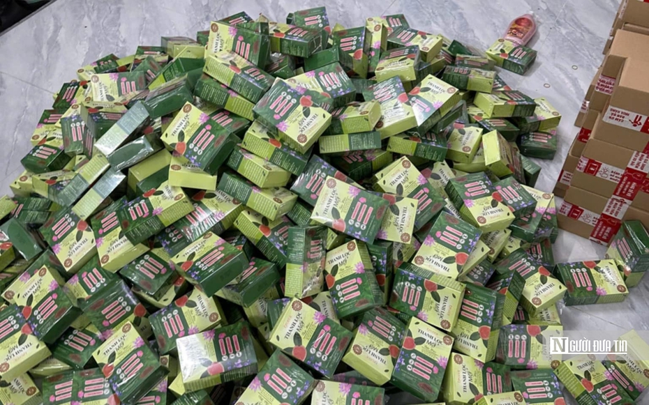 Huế: Khởi tố 3 đối tượng sản xuất hàng trăm chai dầu gội giả