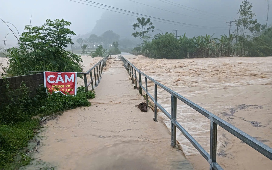 Bão chưa vào đất liền, mưa lớn đã khiến nhiều nơi ở Thanh Hóa bị ngập lụt, sạt lở đất