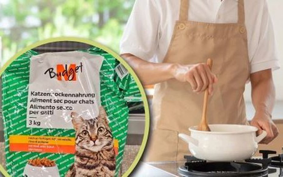 Nam thanh niên ăn thức ăn cho mèo để tiết kiệm tiền