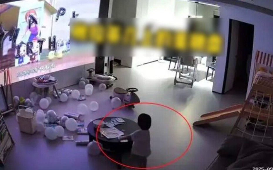 Xem camera giám sát, bố mẹ sốc khi chứng kiến hành động của con gái 2 tuổi vào giữa đêm
