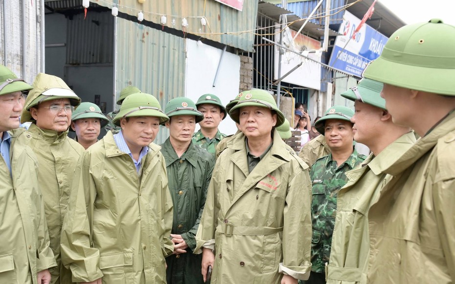 Phó Thủ tướng Trần Hồng Hà nhấn mạnh phải đặt an toàn tính mạng của người dân lên trên hết