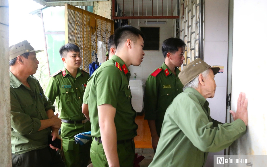 Công an gõ từng nhà vận động người dân sống ở chung cư gần 50 tuổi đi tránh bão