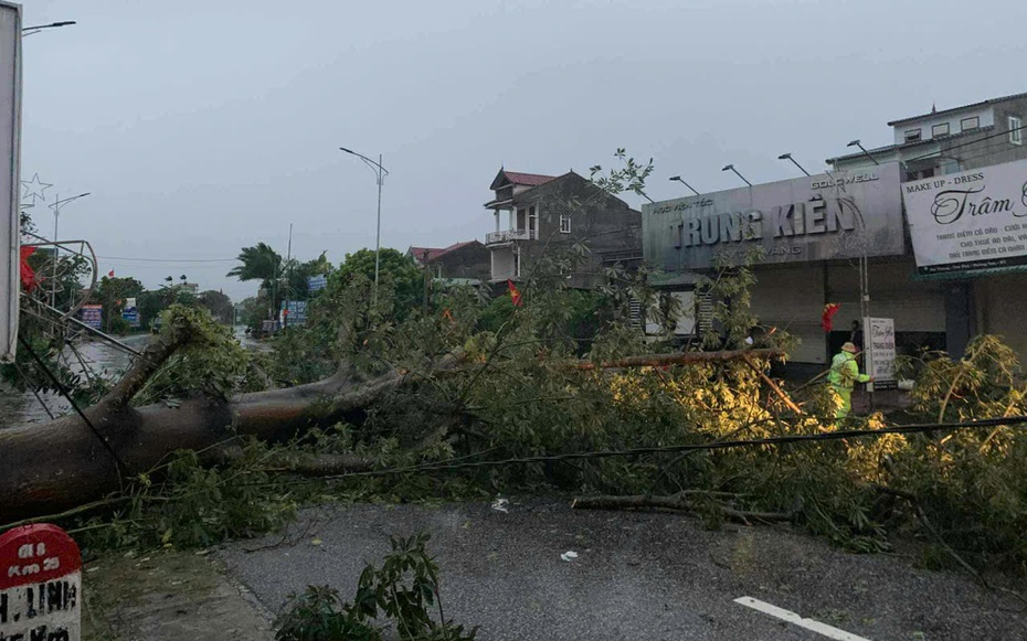 Những hình ảnh mới nhất tại Hà Tĩnh trong bão số 10