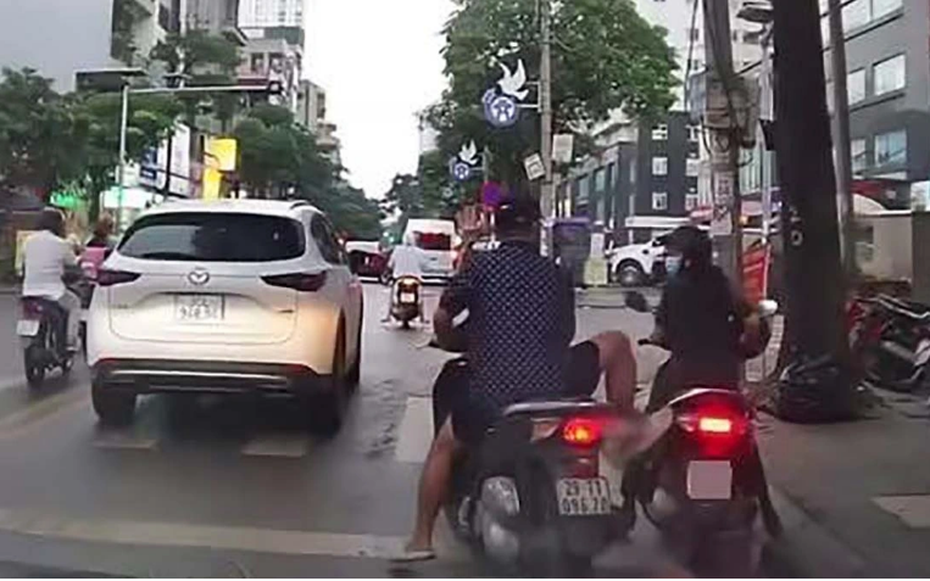 Nam thanh niên "hổ báo" đạp cô gái mặc quân phục trên đường nhận án phạt