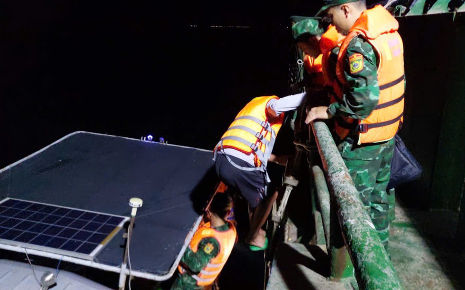 Tàu cá cùng 8 thuyền viên mất liên lạc nhiều ngày trên biển