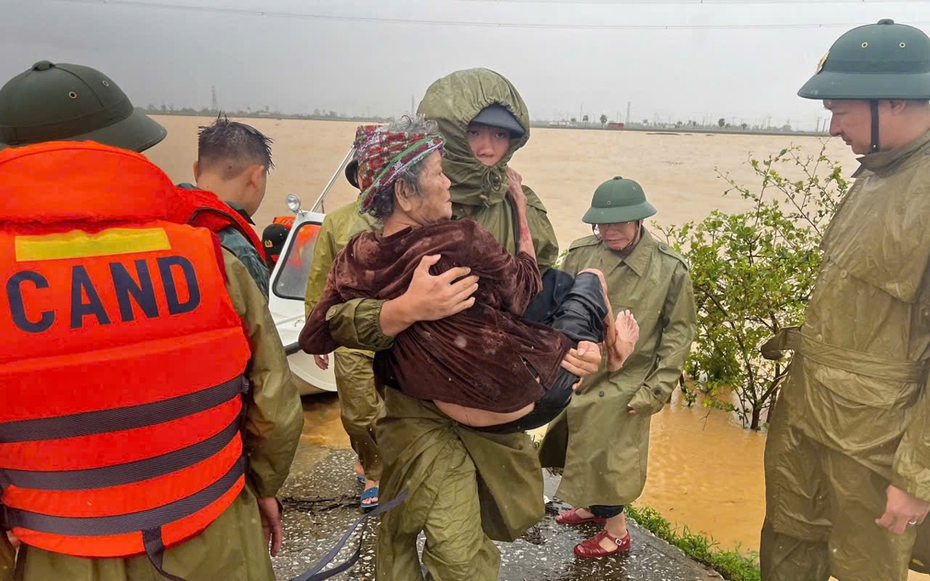 Công an Thanh Hóa "vượt gió, dầm mưa" cứu người già trẻ nhỏ ra khỏi vùng lũ