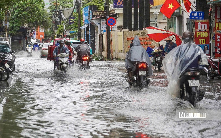 Hà Nội: Nhiều tuyến phố ngập sâu sau trận mưa lớn