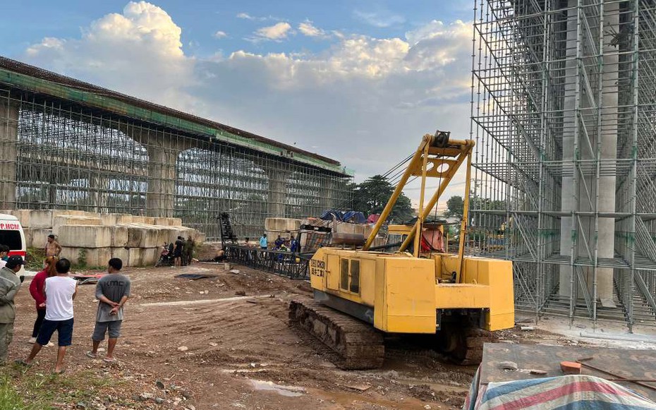 Cần cẩu bất ngờ đổ sập, đè trúng 2 công nhân