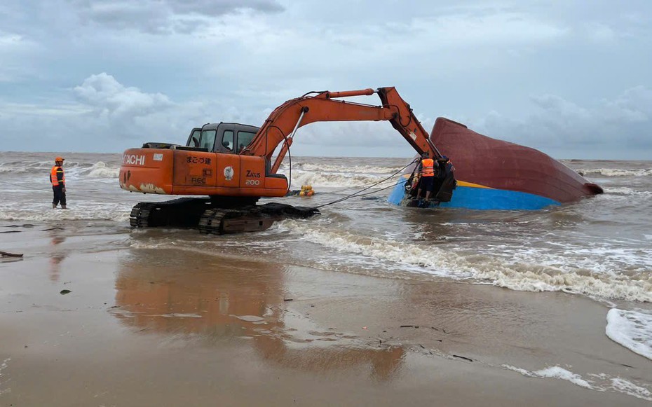 Phát hiện 2 thi thể ngư dân mất tích, cận cảnh hiện trường trục vớt tàu bị nạn