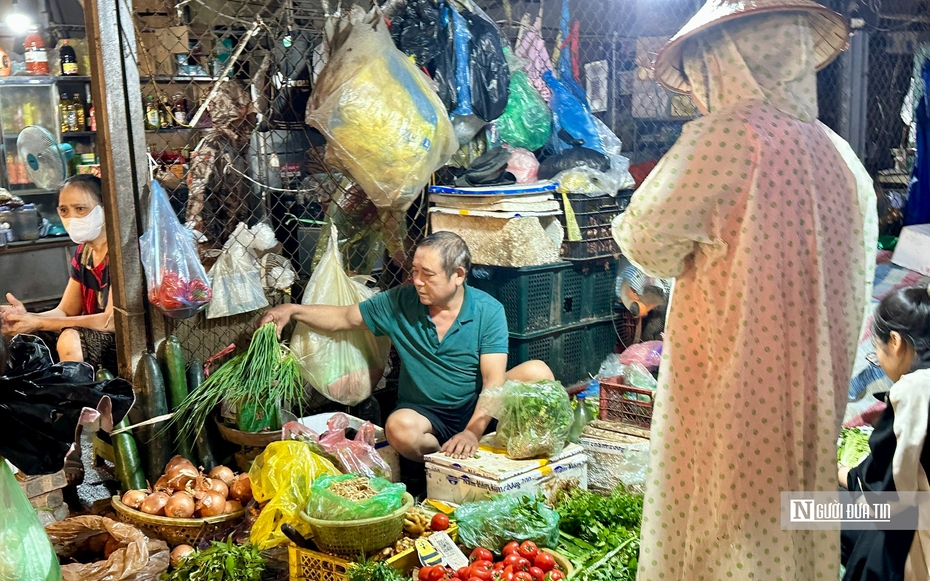 Hà Nội ngập lụt, giá rau xanh tăng nhẹ theo bão