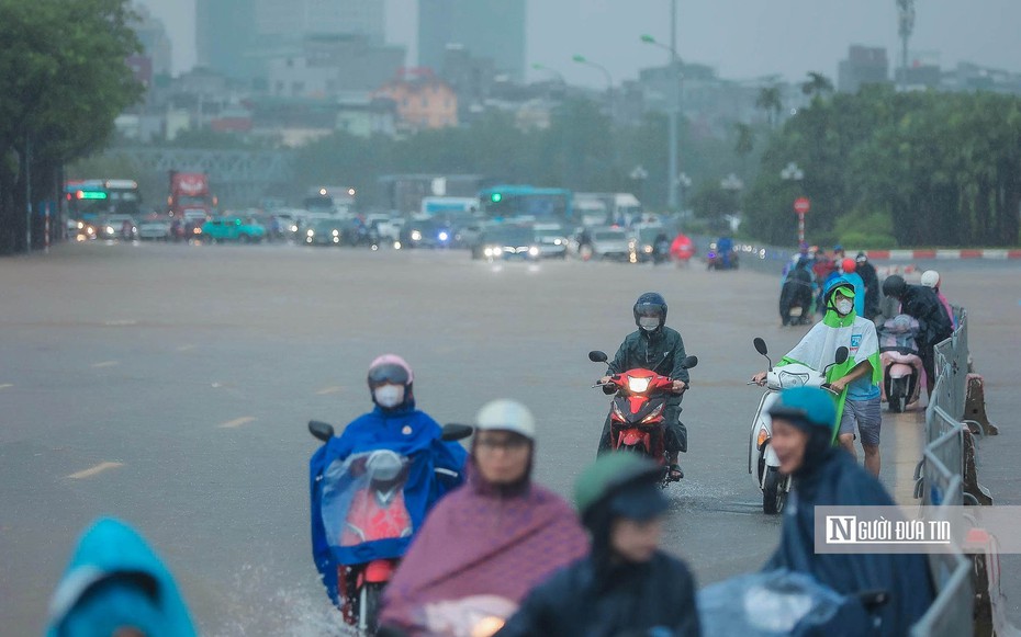 Hà Nội ngập sâu, giao thông ùn tắc sau mưa lớn