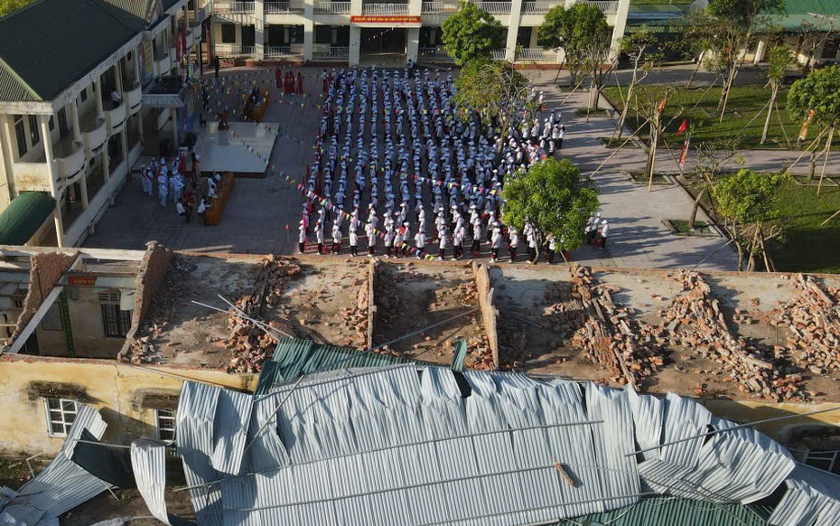 Gác lại ngổn ngang sau bão, hàng nghìn học sinh Hà Tĩnh bước vào năm học mới