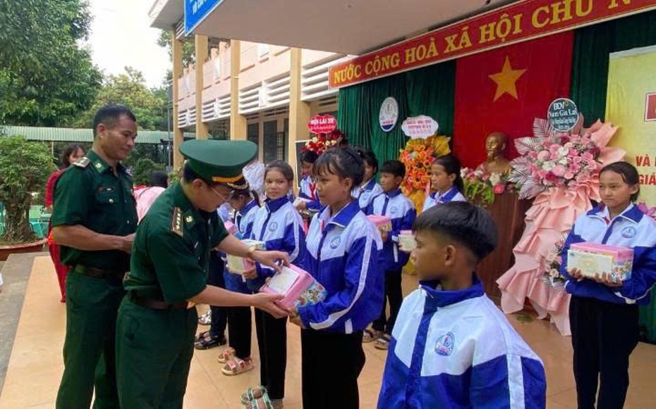 Trao gần 1,6 tỷ đồng cho học sinh khó khăn ở biên giới Gia Lai