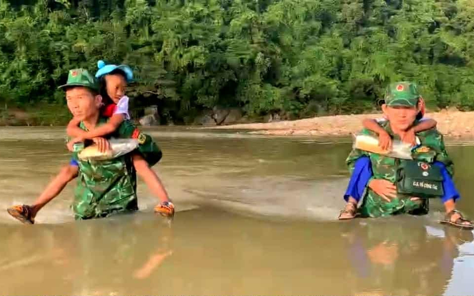 Video: Lính biên phòng cõng học sinh vượt suối đến trường trong ngày khai giảng