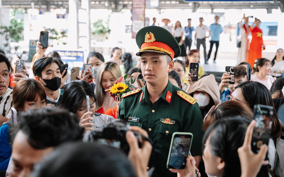 Người dân chào đón Thượng uý Lê Hoàng Hiệp cùng hơn 600 chiến sĩ trở về từ A80