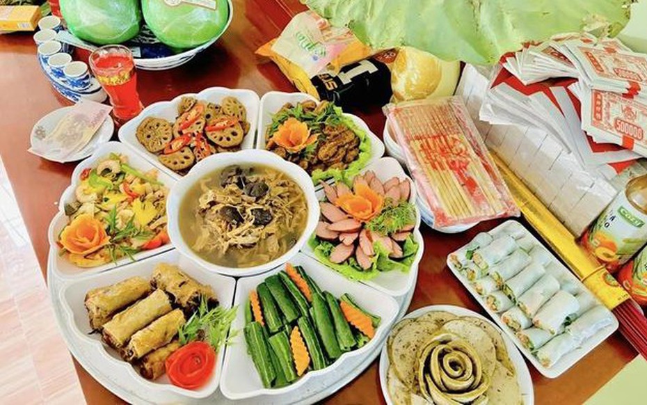 Văn khấn Rằm tháng 7 cúng thần linh, gia tiên, chúng sinh đầy đủ, chi tiết
