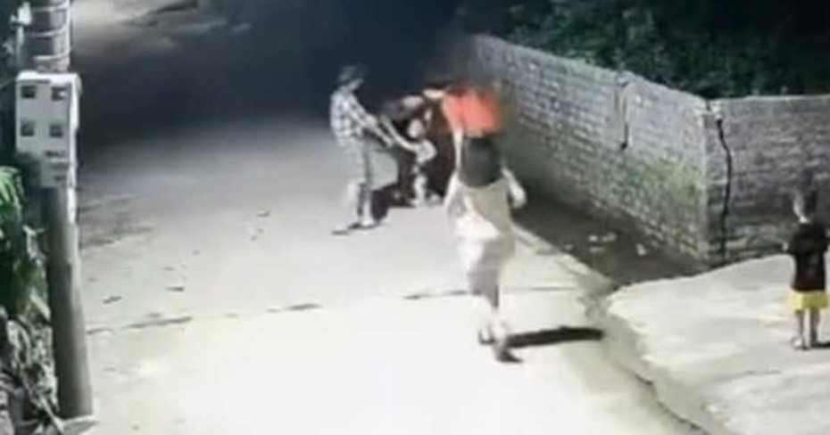 Bé trai 4 tuổi nhanh trí cứu em 2 tuổi rơi xuống mương, ai chứng kiến cũng khen hết lời