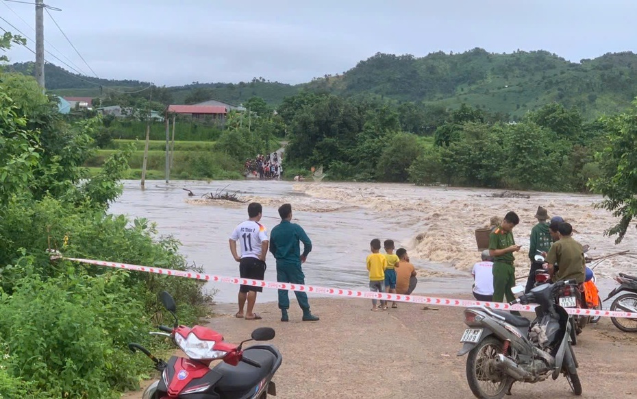 Mưa lớn, thuỷ điện xả lũ, hàng trăm hộ dân ở Gia Lai bị cô lập