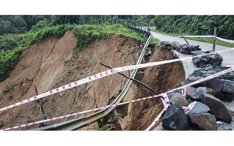 Tỉnh lộ 673 ở Quảng Ngãi bị sạt lở nghiêm trọng, lo đứt gãy mặt đường nếu mưa kéo dài