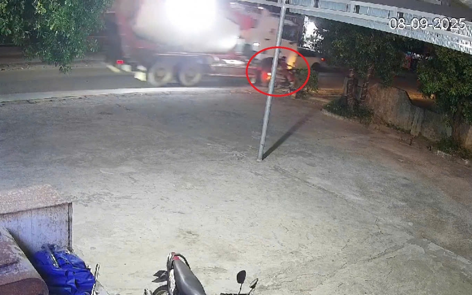 Clip: Xe bồn va chạm xe máy chở 3 mẹ con, bé gái 8 tuổi tử vong