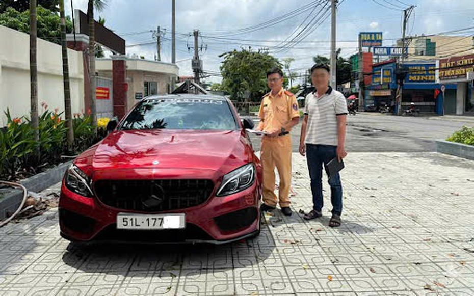 Xử phạt tài xế Mercedes lạng lách, tạt đầu để "dằn mặt" xe khác do không cho vượt