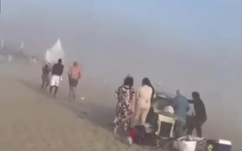 Đang tắm biển, người dân bất ngờ thấy cảnh tượng "nổi da gà" giữa ban ngày