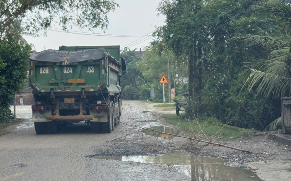 Đà Nẵng: Đường tỉnh oằn mình "gánh" xe tải nặng, lo mất an toàn giao thông