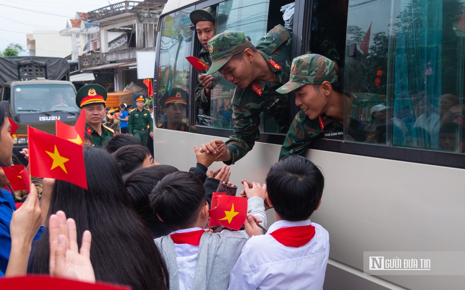 Xúc động hình ảnh người dân Đắk Lắk chia tay bộ đội sau "Chiến dịch Quang Trung"