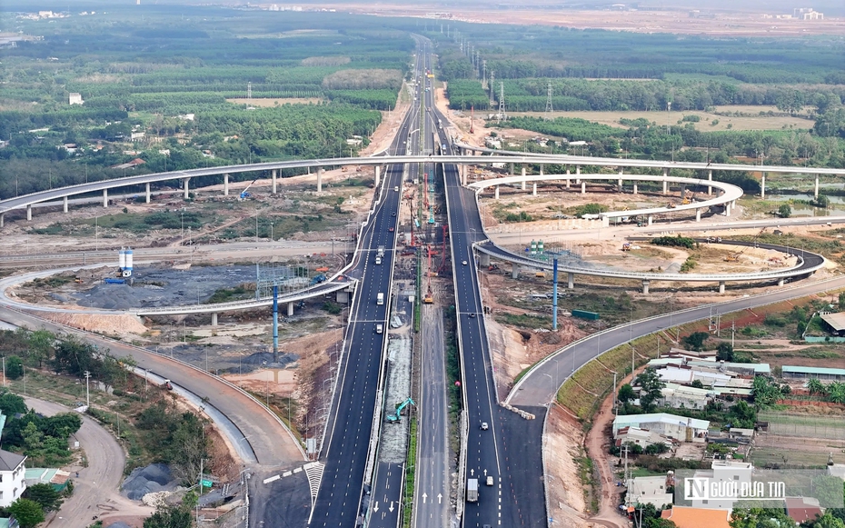 Chạy đua từng giờ để kịp thông xe cao tốc Biên Hòa - Vũng Tàu trước Tết Nguyên đán