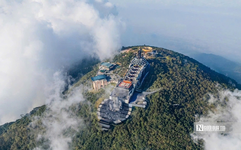 Lạc giữa mây trời trên đỉnh núi cao nhất Nam Bộ