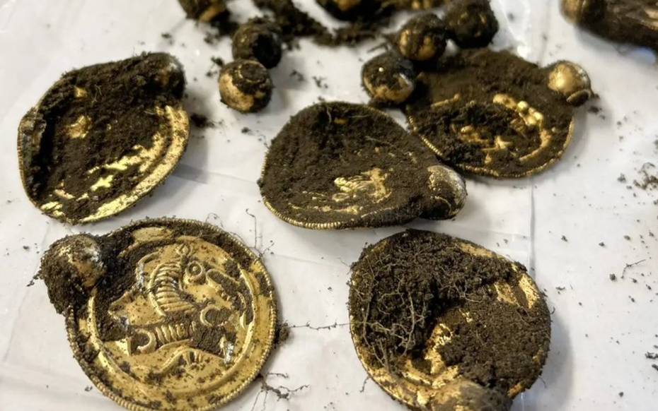 Đang đi chơi, người đàn ông nhặt được "kho báu" vàng