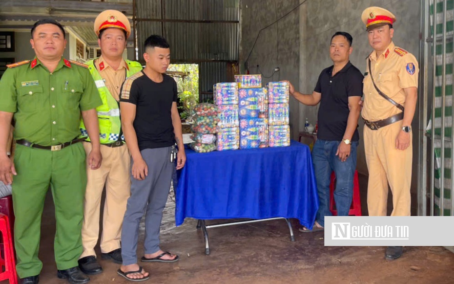 CSGT phát hiện xe khách cất giấu hàng chục hộp nghi pháo nổ trên giường tầng