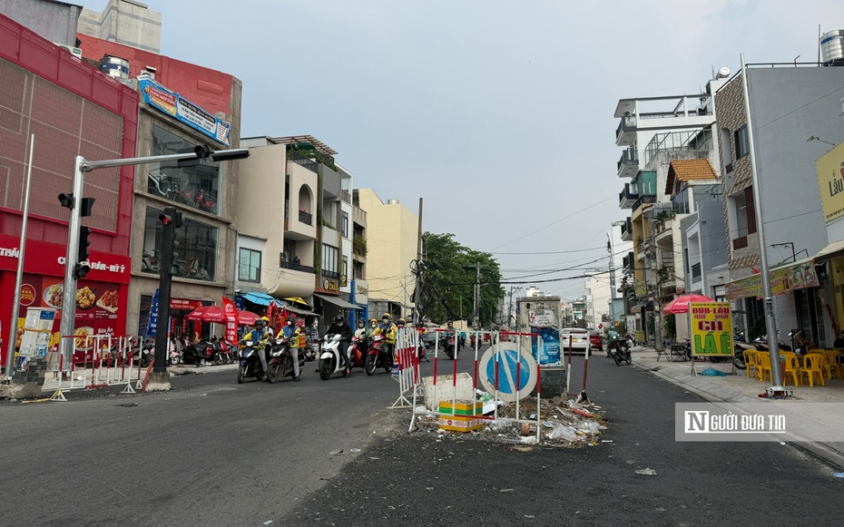 Hàng cột điện án ngữ giữa lòng đường nghìn tỷ đồng tại Tp.HCM, bao giờ được xử lý?