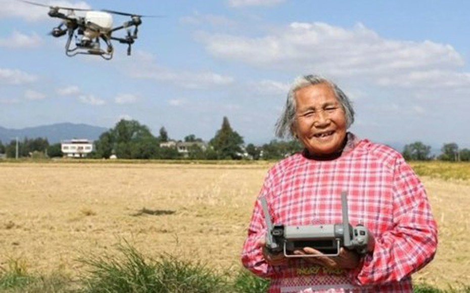 "Bà ngoại siêu ngầu": U90 gây sốt khi lái drone bón phân, bán gạo nline
