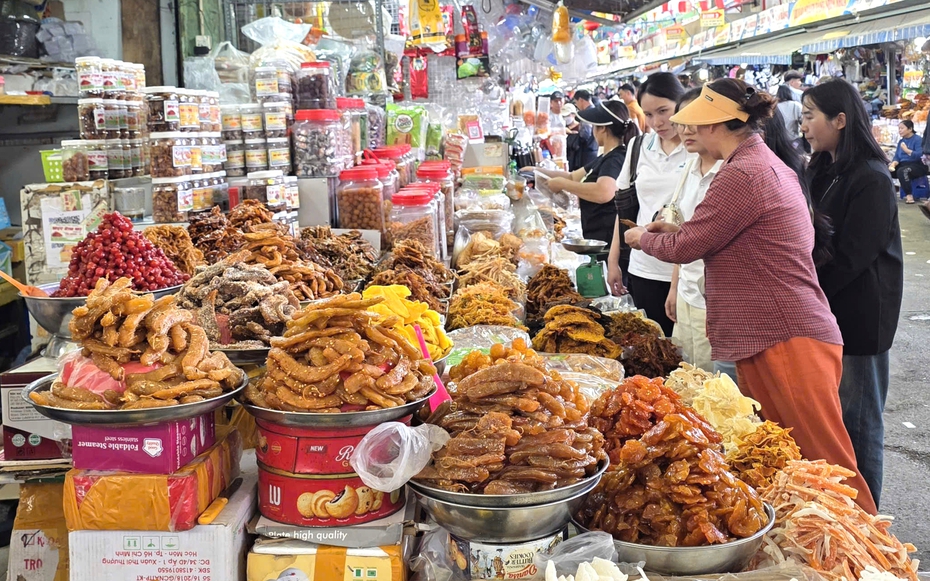 Thị trường tiêu dùng Tết "ấm" dần, không lo thiếu hàng